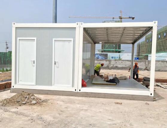 客戶訂購青島住人集裝箱房屋施工安裝中